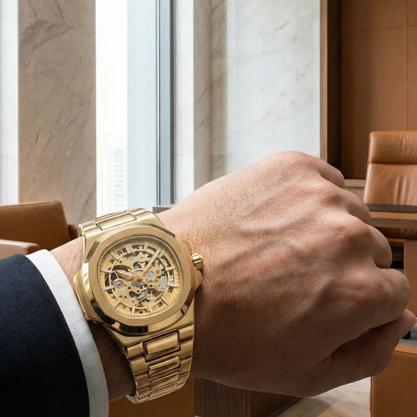 Relógio mecânico LongLux Patton — detalhe do mostrador esqueleto com engrenagens visíveis e ponteiros luminosos