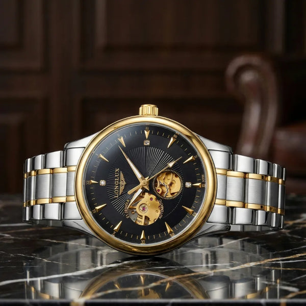 Relógio automático LongLux Arkos Black no pulso — caixa preta e pulseira em aço preto destacadas