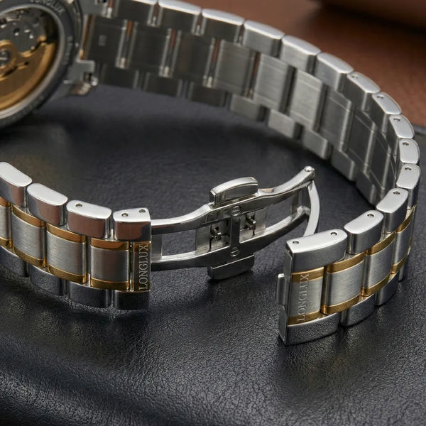 Movimento mecânico automático do LongLux Arkos Black — engrenagens visíveis através do mostrador