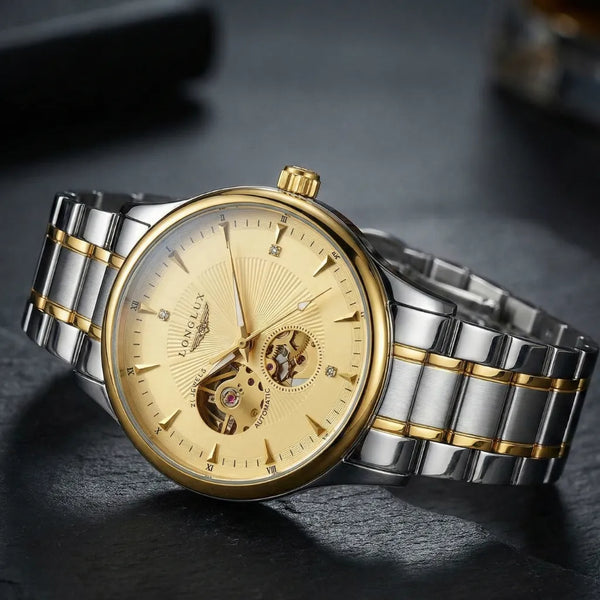 LongLux Arkos Gold no pulso — acabamento dourado e estilo clássico